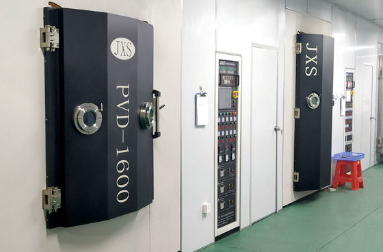 تستخدم خدمات طلاء PVD المتطورة آلة طلاء مدمجة بالرش المغنطيسي DC مع هدف ذهبي لطلاء المعادن النبيلة