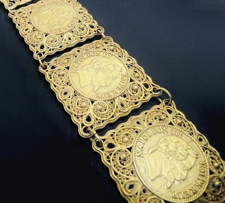 آلة طلاء فراغ صغيرة مدمجة ذات تجويف صغير مع نظام تحكم آلي بالكامل للتشطيب السطحي متعدد الألوان القابل للتعديل
