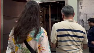 يقوم العميل الإيراني بفحص العينات المطلية بـ PVD بعد الاختبار